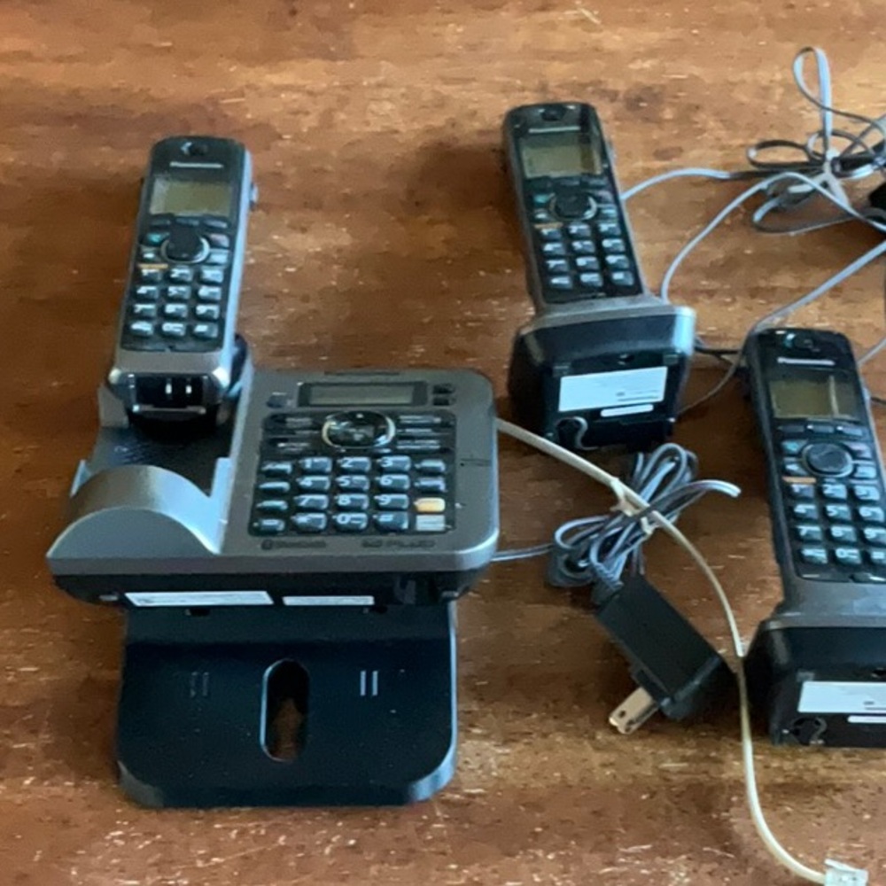 Panasonic 6.0 plus 4 landline phones and answering machine set